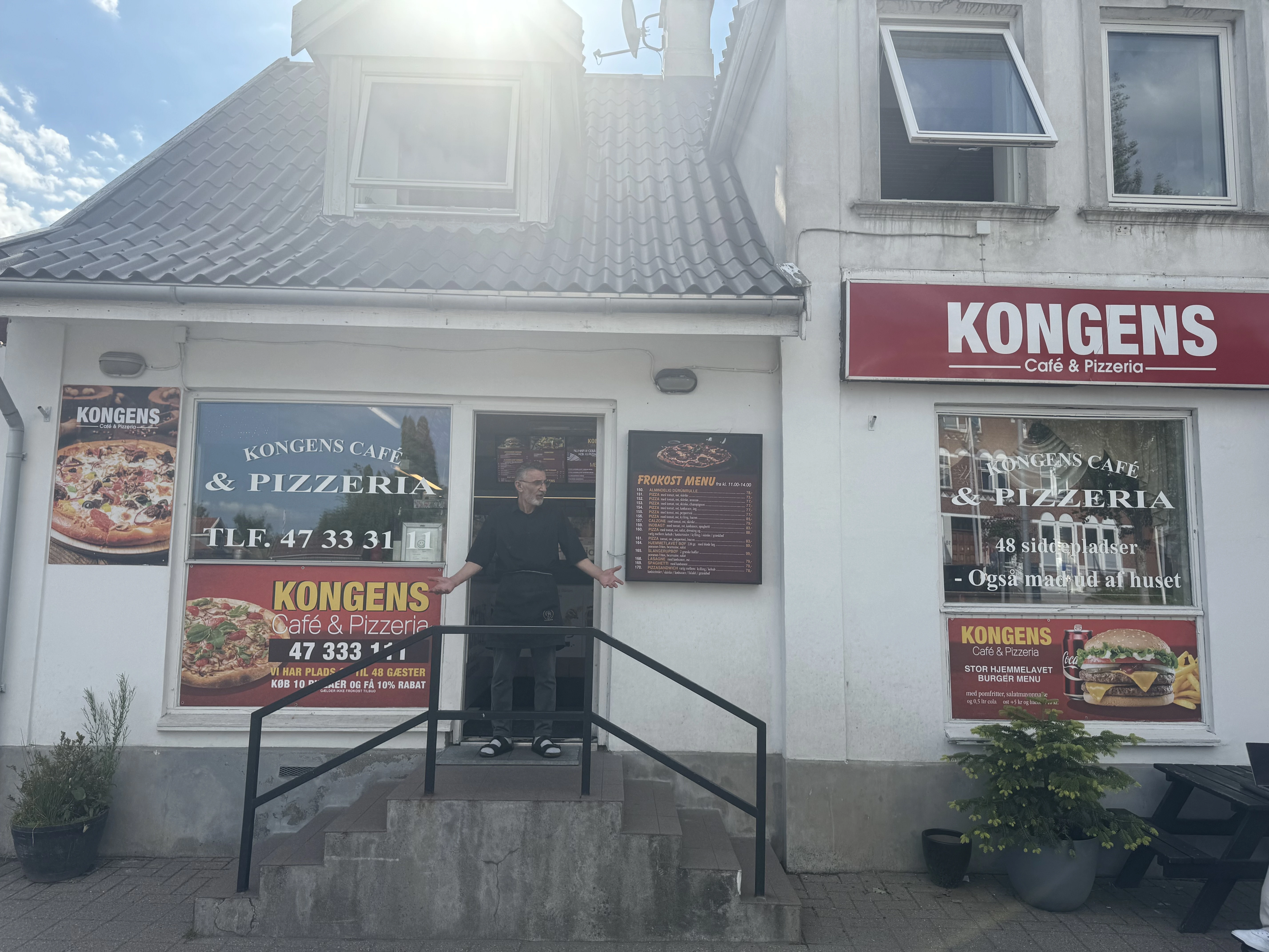 Friskbagt pizza direkte fra ovnen hos Kongens Café & Pizza